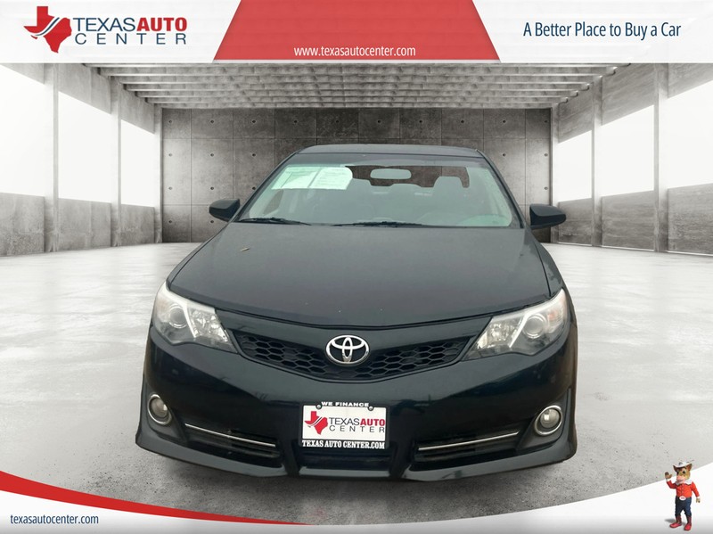 Toyota Camry Vehicle Full-screen Gallery Image 3