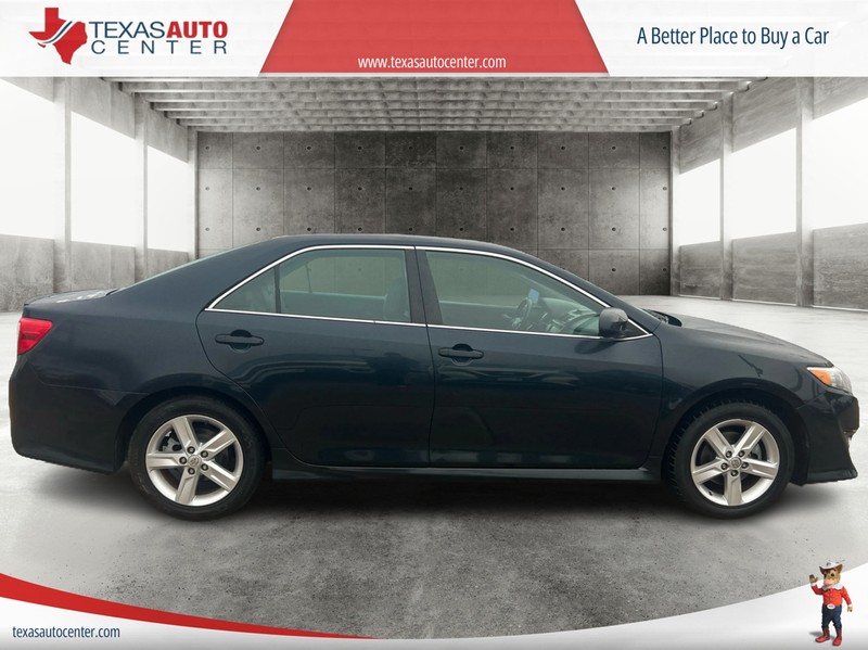 Toyota Camry Vehicle Full-screen Gallery Image 4