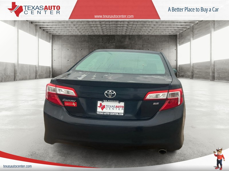 Toyota Camry Vehicle Full-screen Gallery Image 5