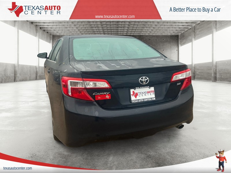 Toyota Camry Vehicle Full-screen Gallery Image 7
