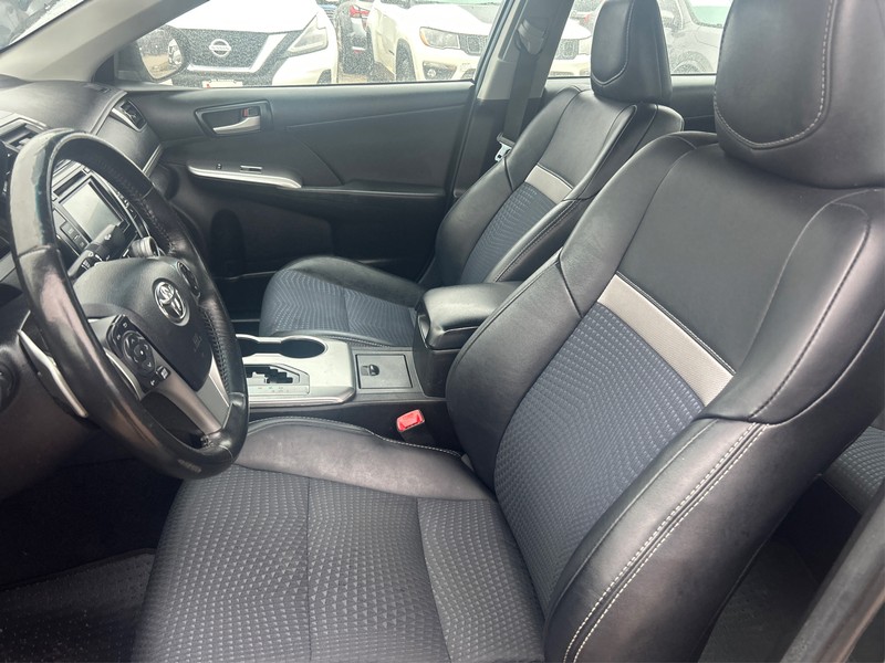 Toyota Camry Vehicle Full-screen Gallery Image 8