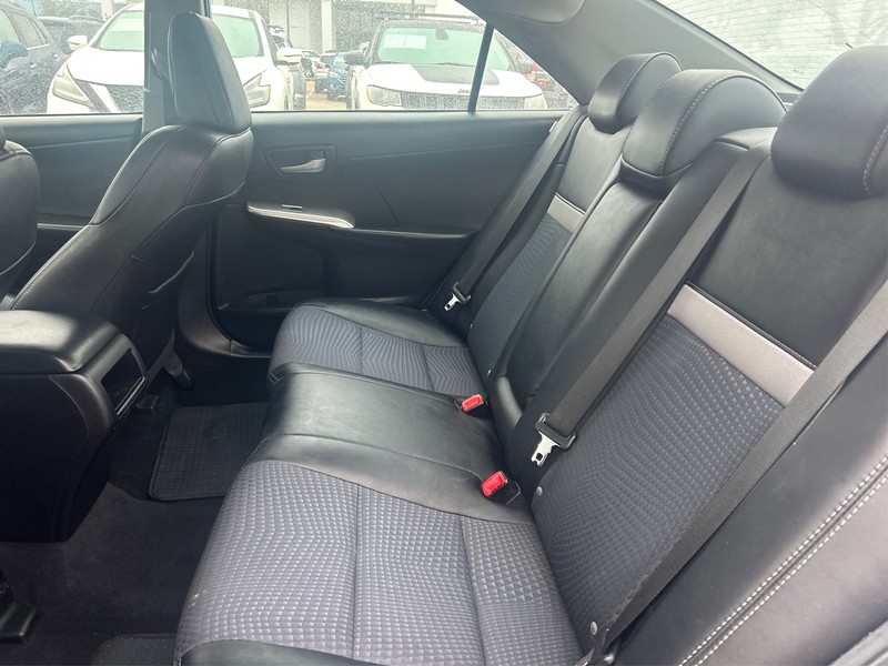 Toyota Camry Vehicle Full-screen Gallery Image 9