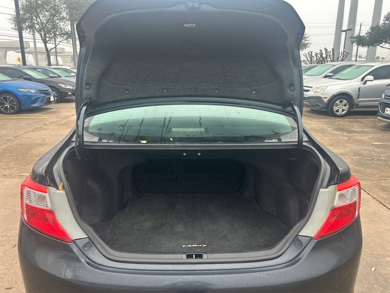 Toyota Camry Vehicle Full-screen Gallery Image 10