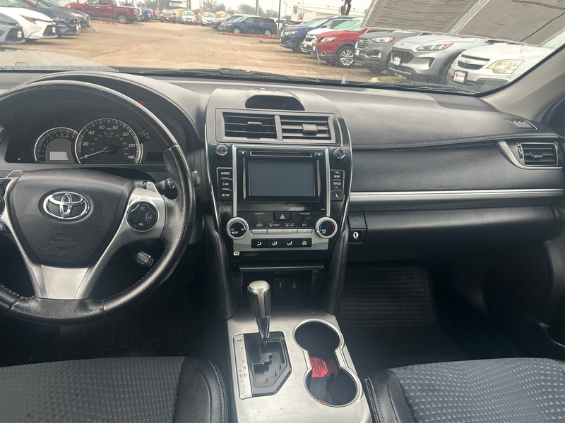 Toyota Camry Vehicle Full-screen Gallery Image 11