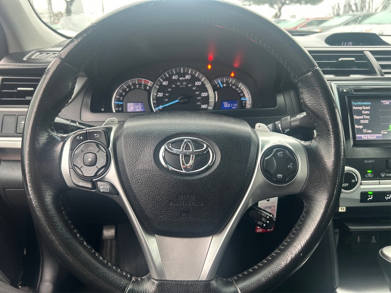 Toyota Camry Vehicle Full-screen Gallery Image 13