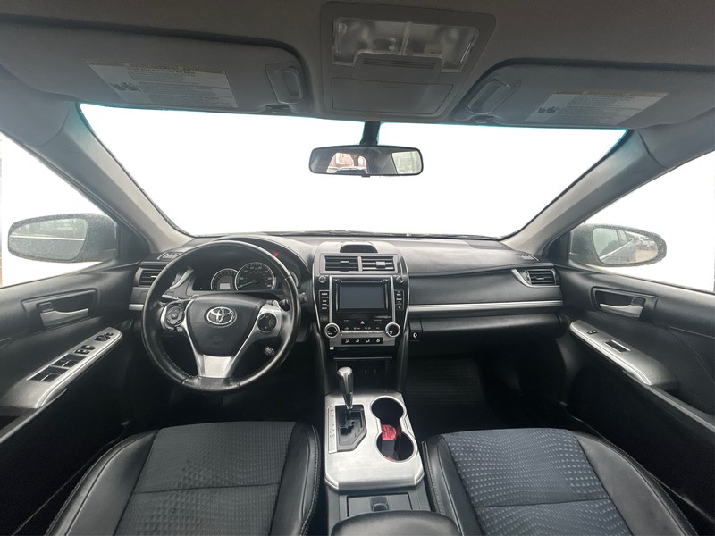 Toyota Camry Vehicle Full-screen Gallery Image 15