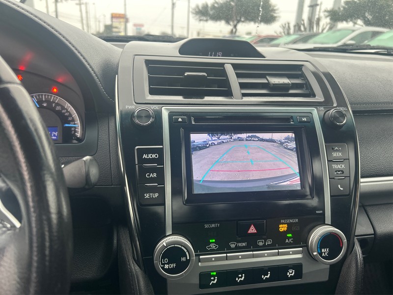 Toyota Camry Vehicle Full-screen Gallery Image 16