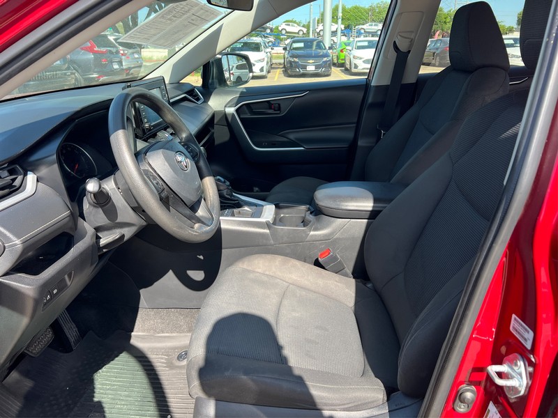 Toyota RAV4 Vehicle Full-screen Gallery Image 9