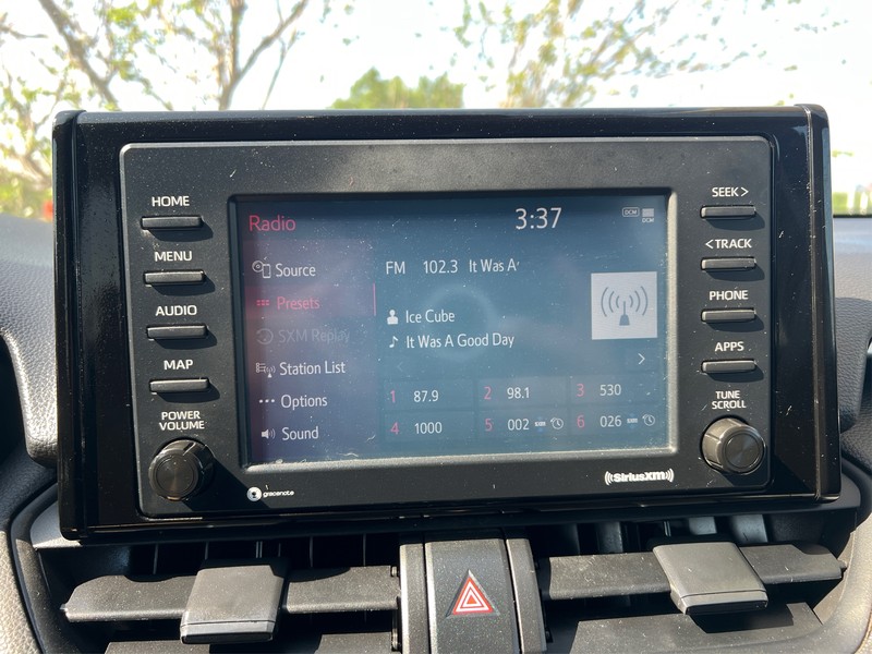 Toyota RAV4 Vehicle Full-screen Gallery Image 12