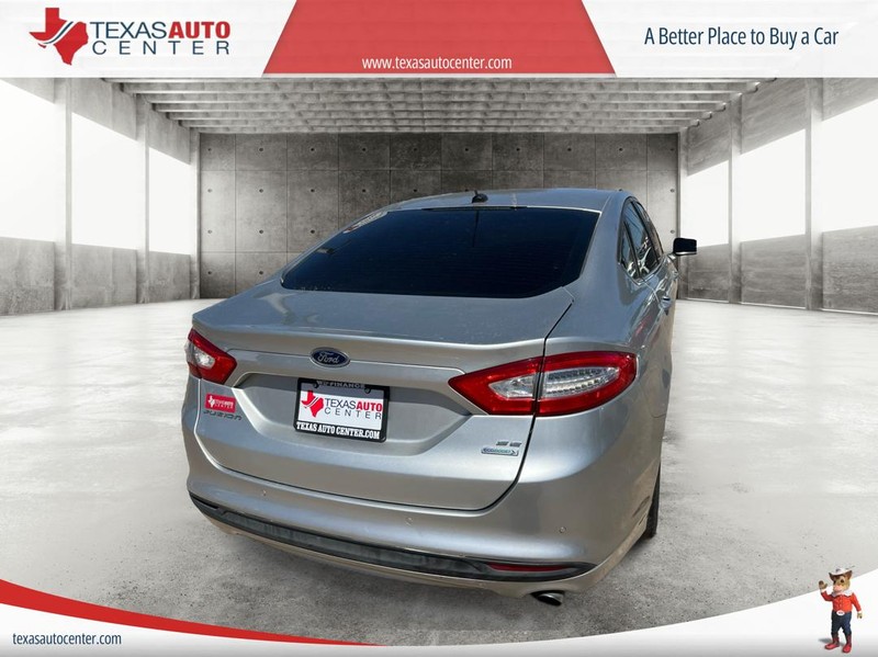 Ford Fusion Vehicle Full-screen Gallery Image 2