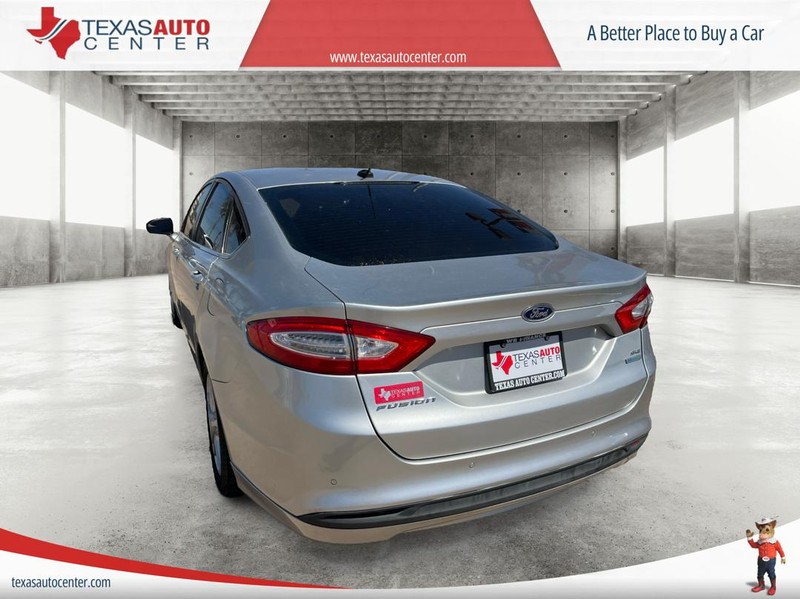 Ford Fusion Vehicle Full-screen Gallery Image 4