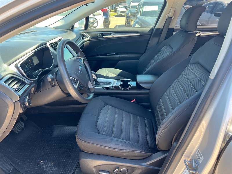 Ford Fusion Vehicle Full-screen Gallery Image 5