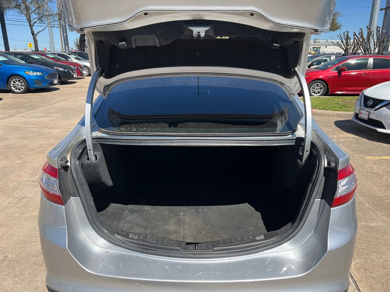 Ford Fusion Vehicle Full-screen Gallery Image 7