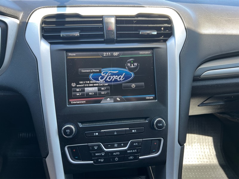 Ford Fusion Vehicle Full-screen Gallery Image 13