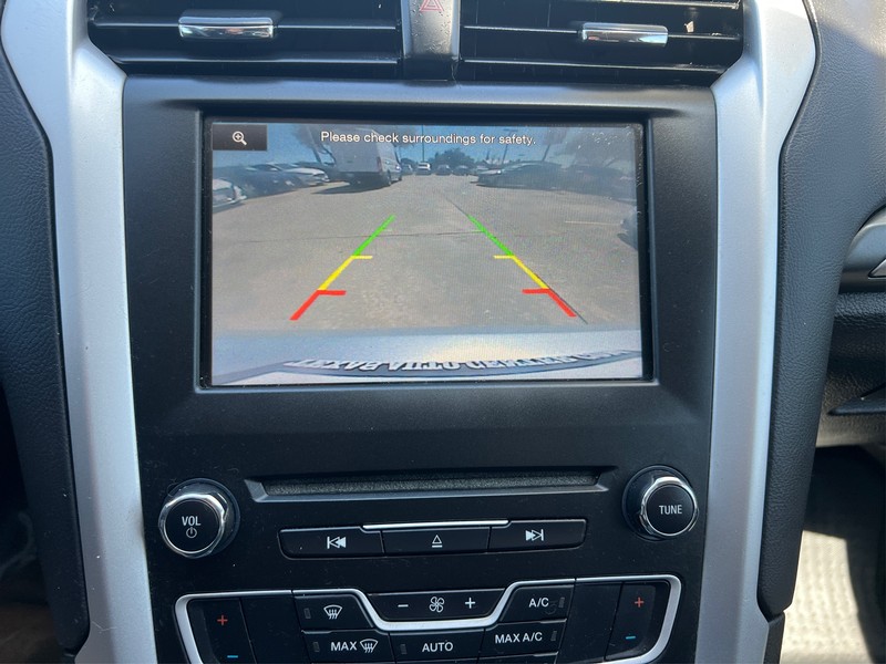 Ford Fusion Vehicle Full-screen Gallery Image 14