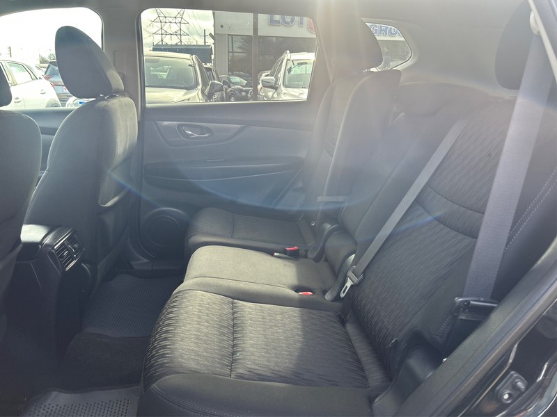 Nissan Rogue Vehicle Full-screen Gallery Image 9