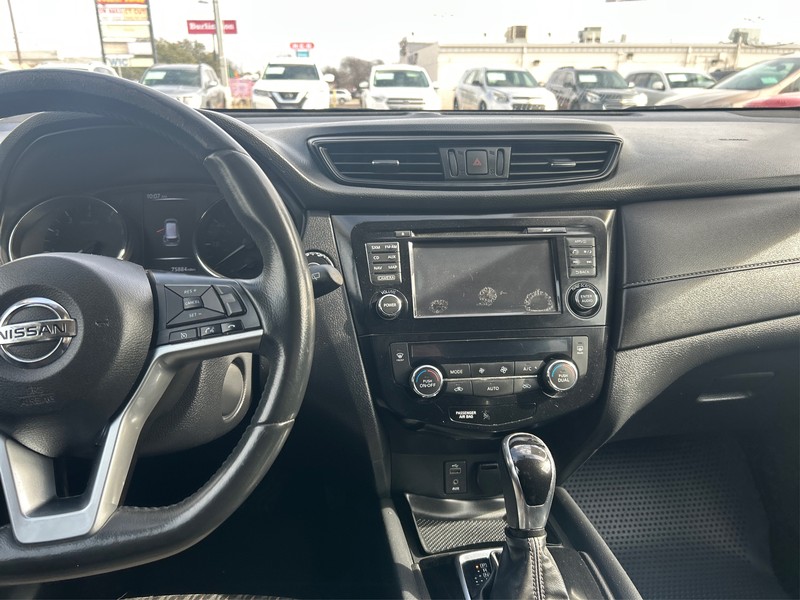 Nissan Rogue Vehicle Full-screen Gallery Image 11