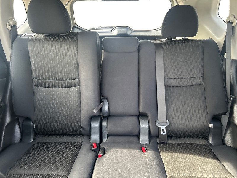 Nissan Rogue Vehicle Full-screen Gallery Image 12