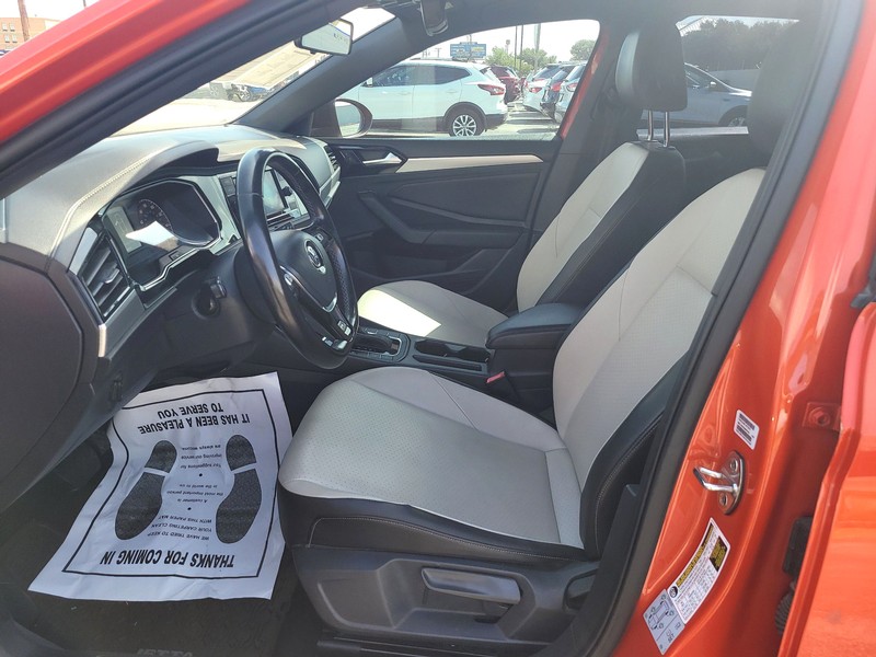 Volkswagen Jetta Vehicle Full-screen Gallery Image 8