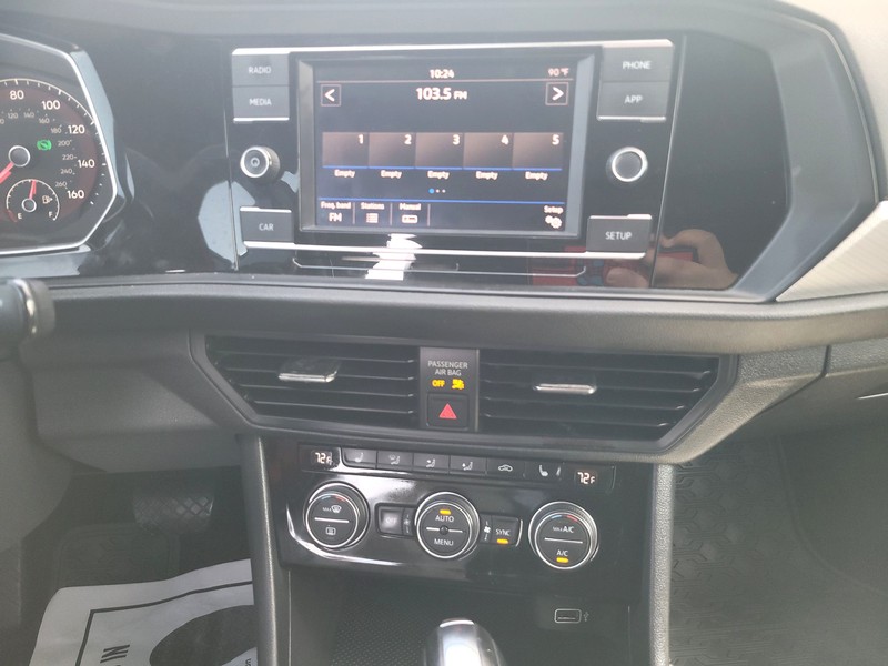 Volkswagen Jetta Vehicle Full-screen Gallery Image 10