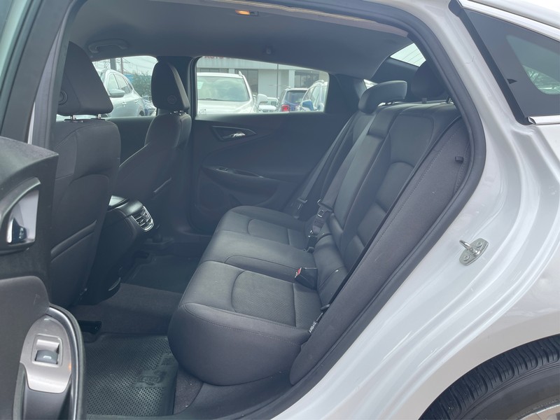 Chevrolet Malibu Vehicle Full-screen Gallery Image 6