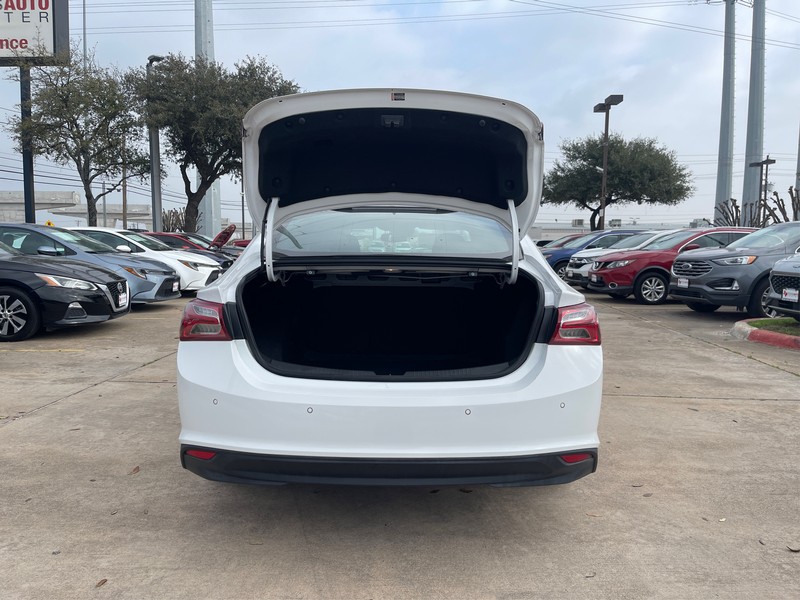 Chevrolet Malibu Vehicle Full-screen Gallery Image 7