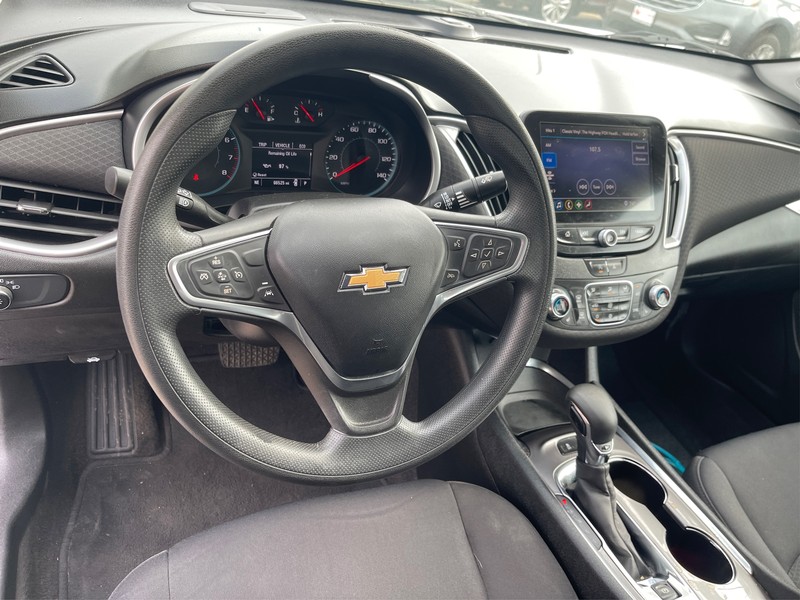 Chevrolet Malibu Vehicle Full-screen Gallery Image 10