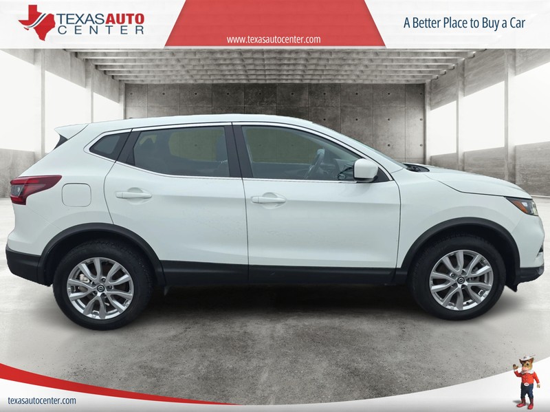 Nissan Rogue Sport Vehicle Full-screen Gallery Image 04