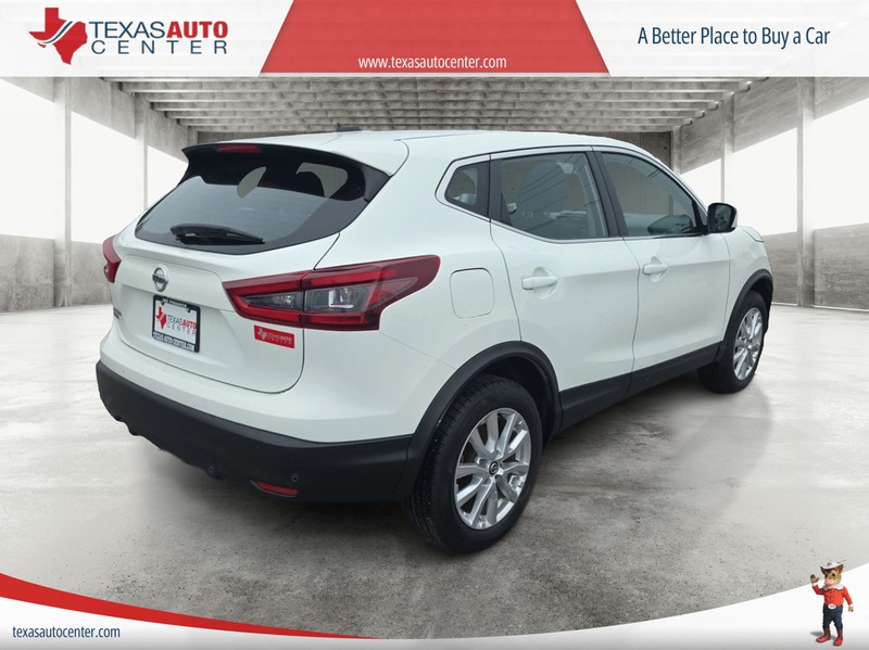 Nissan Rogue Sport Vehicle Full-screen Gallery Image 07