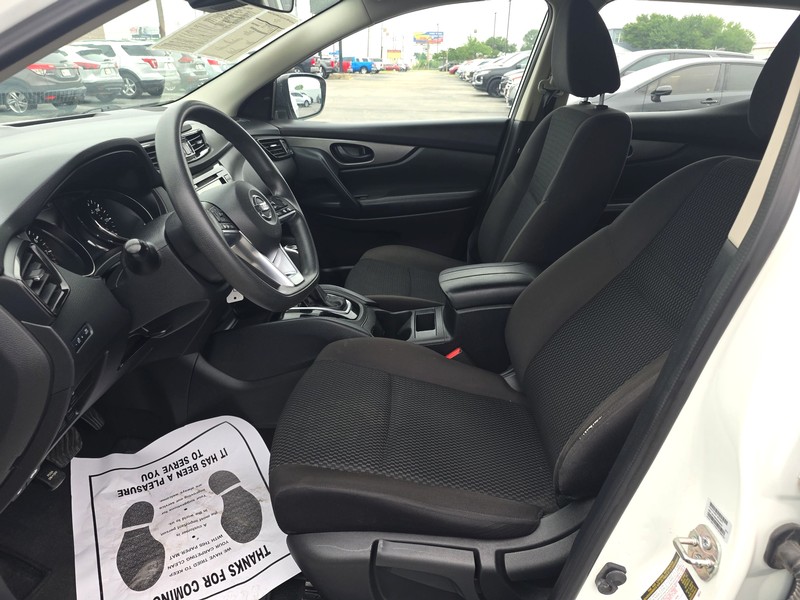 Nissan Rogue Sport Vehicle Full-screen Gallery Image 09