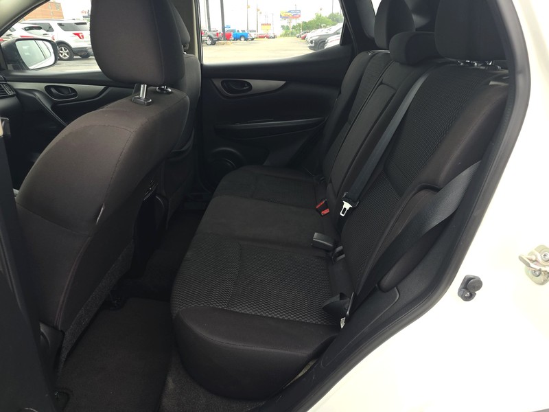 Nissan Rogue Sport Vehicle Full-screen Gallery Image 10