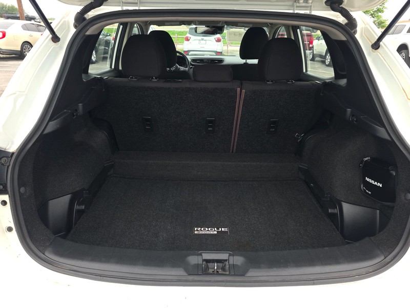 Nissan Rogue Sport Vehicle Full-screen Gallery Image 11