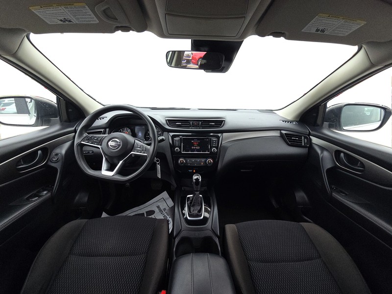 Nissan Rogue Sport Vehicle Full-screen Gallery Image 15