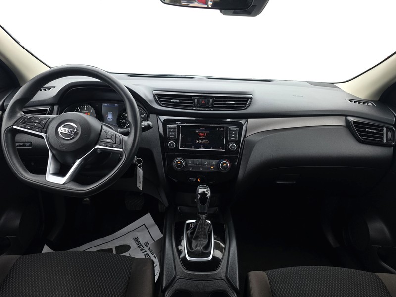 Nissan Rogue Sport Vehicle Full-screen Gallery Image 16