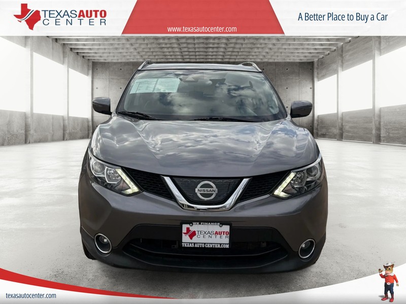 Nissan Rogue Sport Vehicle Full-screen Gallery Image 3