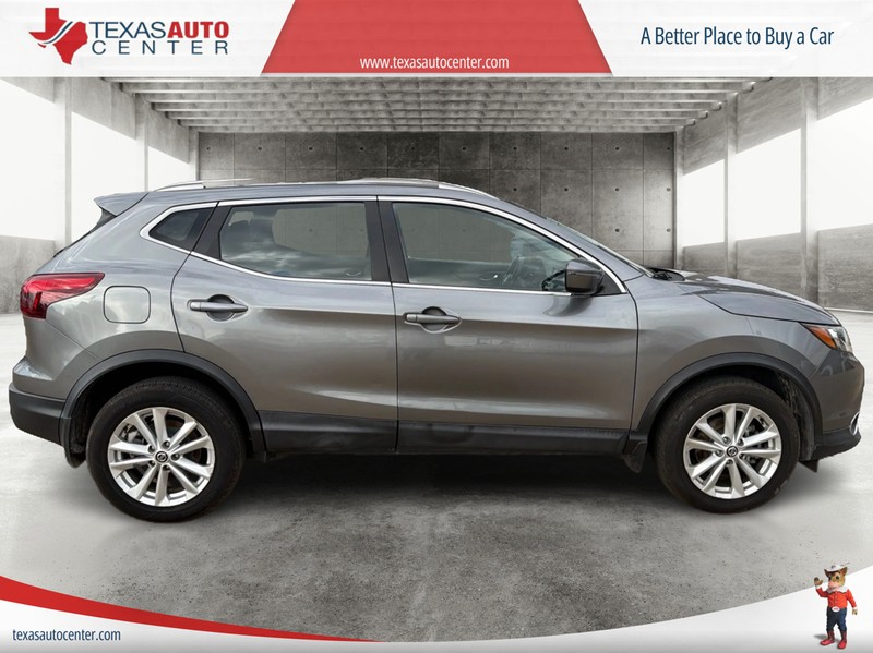 Nissan Rogue Sport Vehicle Full-screen Gallery Image 4