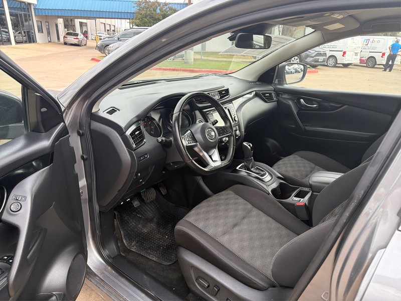 Nissan Rogue Sport Vehicle Full-screen Gallery Image 9