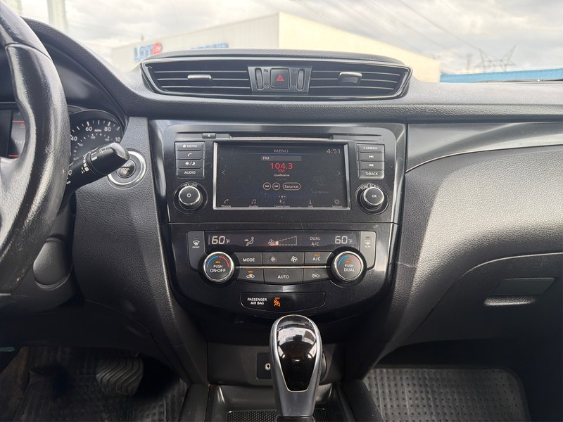 Nissan Rogue Sport Vehicle Full-screen Gallery Image 12