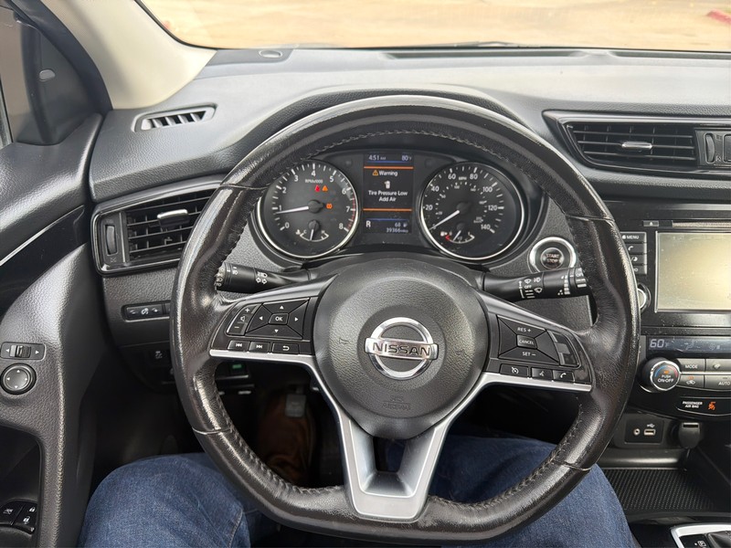 Nissan Rogue Sport Vehicle Full-screen Gallery Image 14