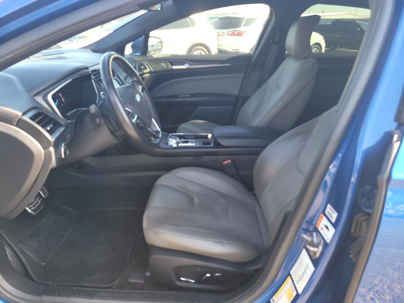 Ford Fusion Vehicle Full-screen Gallery Image 8