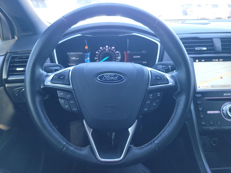 Ford Fusion Vehicle Full-screen Gallery Image 12