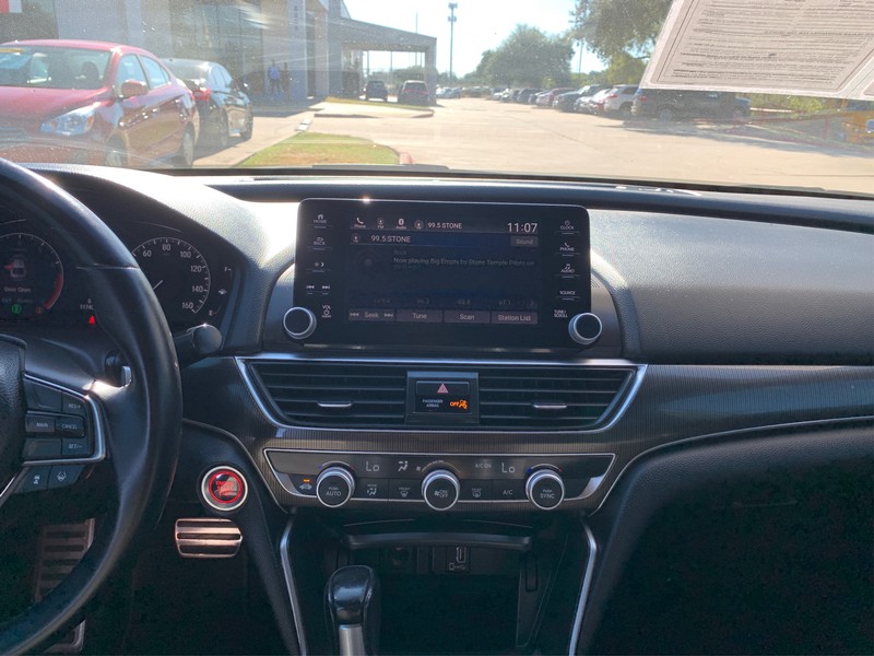 Honda Accord Sedan Vehicle Full-screen Gallery Image 11