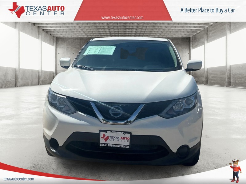 Nissan Rogue Sport Vehicle Full-screen Gallery Image 3