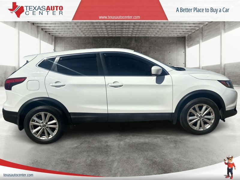 Nissan Rogue Sport Vehicle Full-screen Gallery Image 4