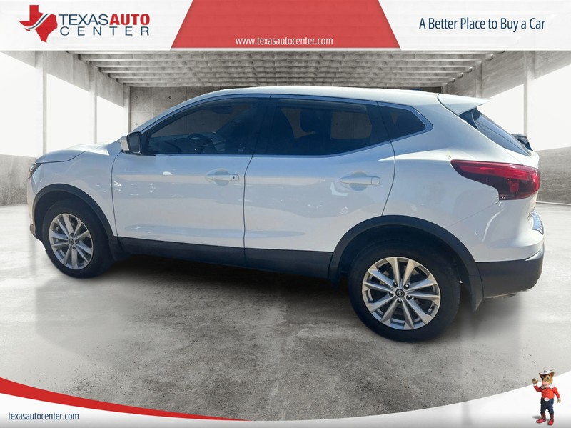 Nissan Rogue Sport Vehicle Full-screen Gallery Image 5