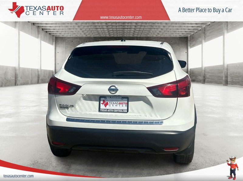 Nissan Rogue Sport Vehicle Full-screen Gallery Image 6