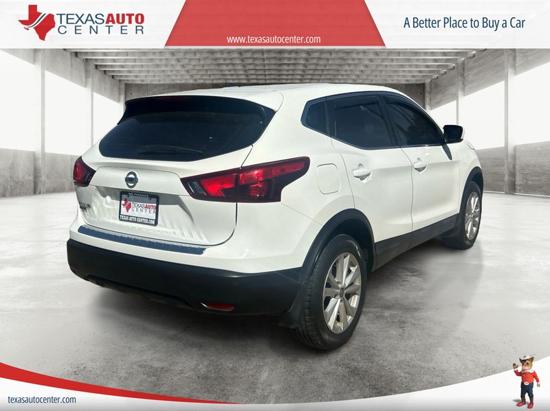 Nissan Rogue Sport Vehicle Full-screen Gallery Image 7