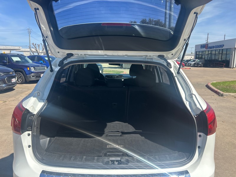 Nissan Rogue Sport Vehicle Full-screen Gallery Image 11