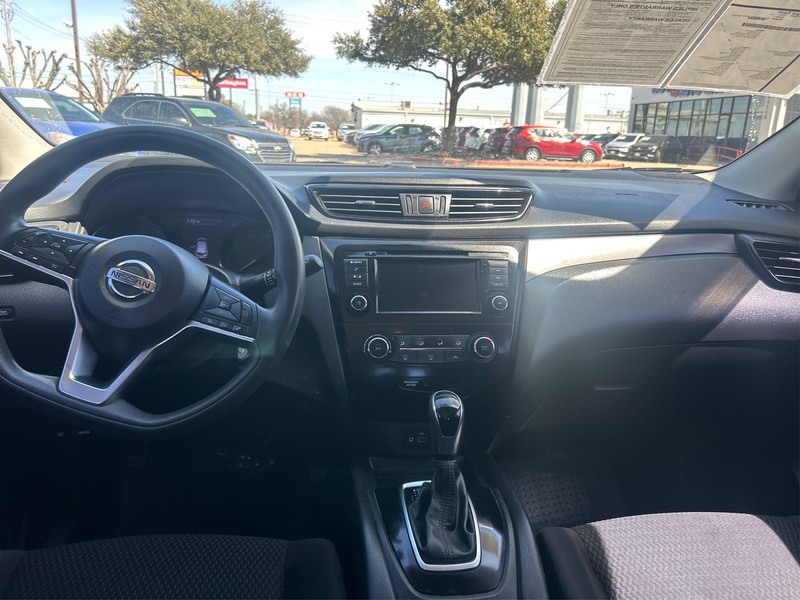 Nissan Rogue Sport Vehicle Full-screen Gallery Image 12