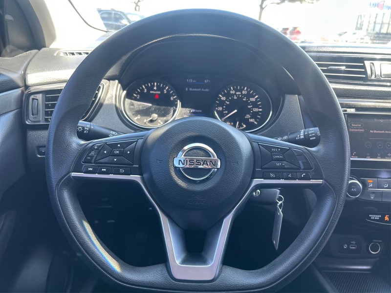 Nissan Rogue Sport Vehicle Full-screen Gallery Image 14